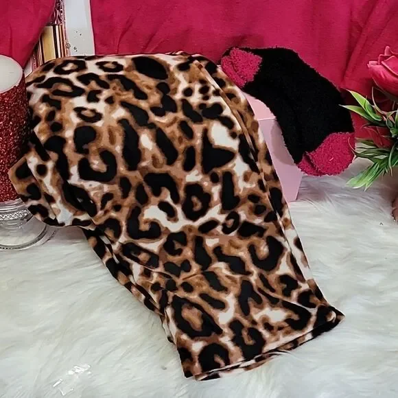 887  XOXO Pink & animal print pajama & Socks Size L Gift Set NWT - Picture 3 of 5